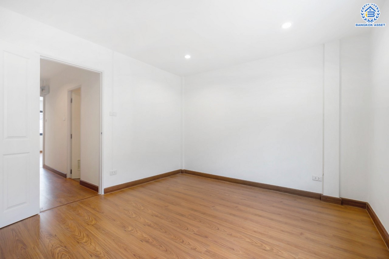 บ้านมือสองตกแต่งใหม่ ม.ภัทรนิเวศน์ สามัคคี-งามวงศ์วาน เนื้อที่ 17 ตร.ว. ฟังก์ชัน 2 ห้องนอนใหญ่ 2 ห้องน้ำ จอดรถได้ 1 คัน ทำเลเชื่อมต่อหลายเส้นทาง ใกล้เดอะมอลล์งามวงค์วาน, เซ็นทรัลแจ้งวัฒนะ  และรถไฟฟ้าสายสีชมพู "สถานีสามัคคี"